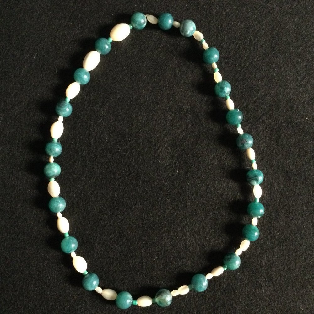 Women's necklace green and white beads elastic
